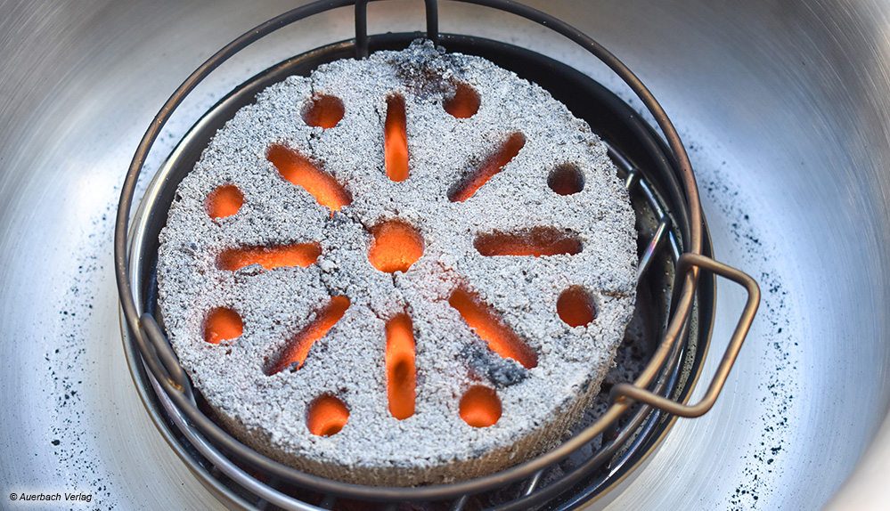 Exzellente Idee von Cobb für seinen Premier Air Deluxe: Der Cobblestone, ein Grillbrikett mit Luftschlitzen, befeuert passgenau den kleinen Grill