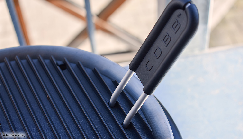 An kleine Helfer gedacht: Mit einem kleinen Greifer wird die Grillplatte von Cobbs Grill abgehoben