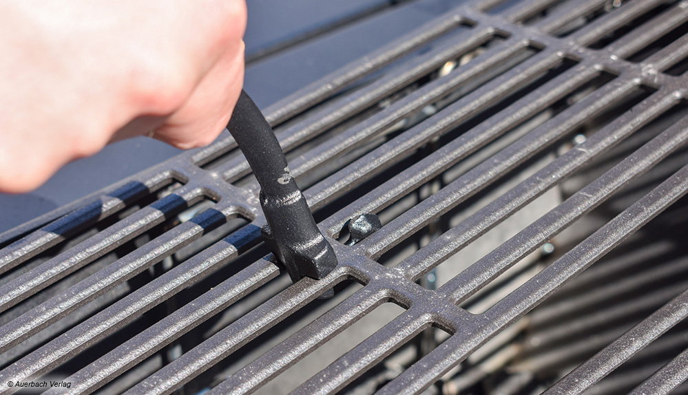 Ein stabiler Haken versetzt den dreigeteilten Grillrost auf dem Char-Broil