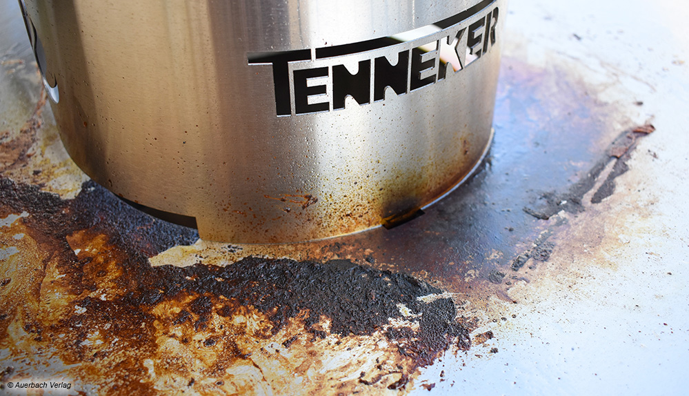 Die Grillplatte auf Tennekers Tonne verschmutzt durch Anhaftungen trotz Öl-Einsatzes recht stark