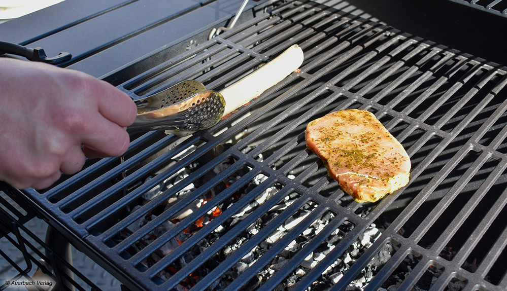 Der klassische Holzkohlegrill von Char-Broil liefert sehr gute Zubereitungsergebnisse bei Bratwurst und Steak