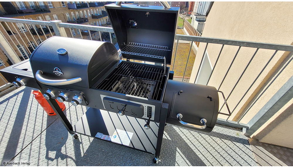 Beim Jamestown-Grill können Gas, Holzkohle aber auch Holz zum Smoken gleichzeitig genutzt werden. Drei Kammern machen es möglich