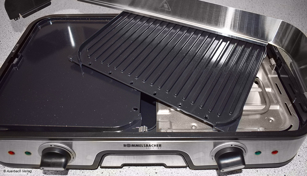 Rommelsbachers Tischgrill BBQ 2025 wird mit einer flexiblen zweigeteilten Grillfläche geliefert