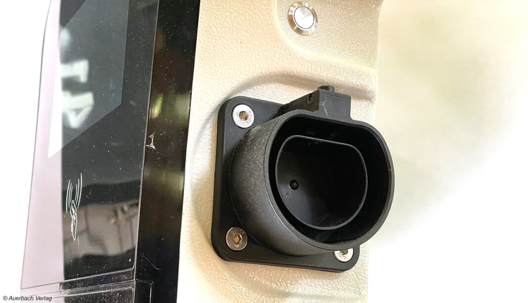 An der rechten Seite der Box befindet sich eine Halterung für das Ladekabel