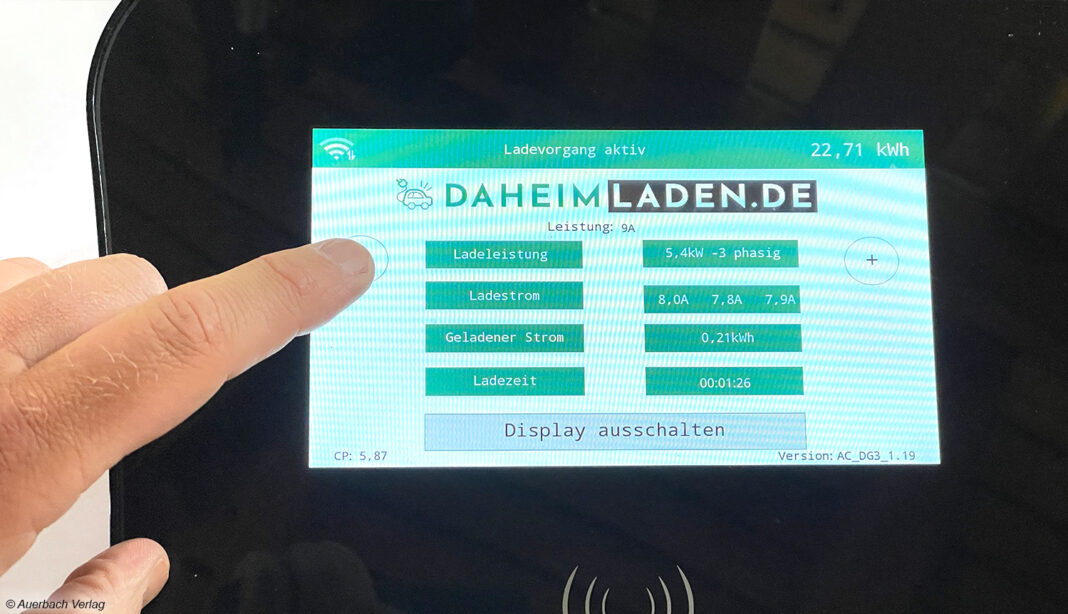 Über das große Touchdisplay lässt sich der DaheimLader direkt steuern