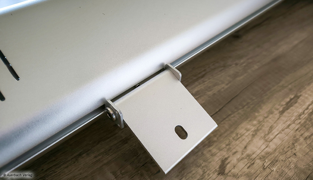 Massive Halterungen erlauben ein sicheres Befestigen der Wand- und Deckenheizer. Besonders die im Winkel verstellbaren Halter von Vasner sind gut gelungen
