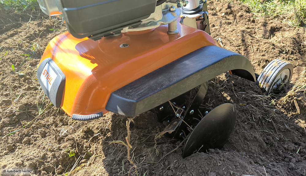  Für größere Flächen ist die benzinbetriebene Motorhacke von Stihl gedacht. Die hinteren Räder dienen dem Transport zur Einsatzstelle 
