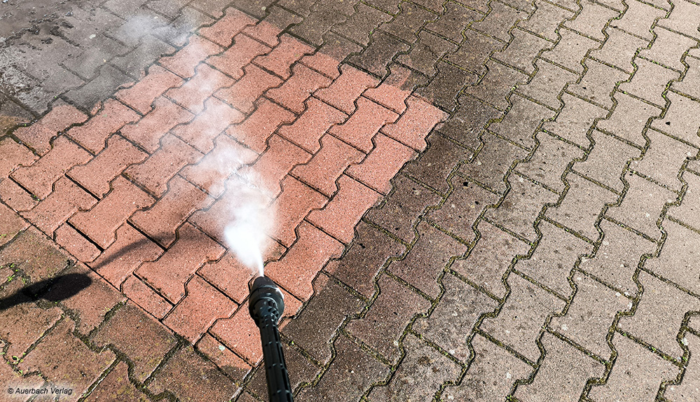 Sauberes Ergebnis: Die Dreckfräsen der Geräte reinigen mühelos auch stark verwitterte Pflastersteine und verleihen ihnen neuen Glanz 
