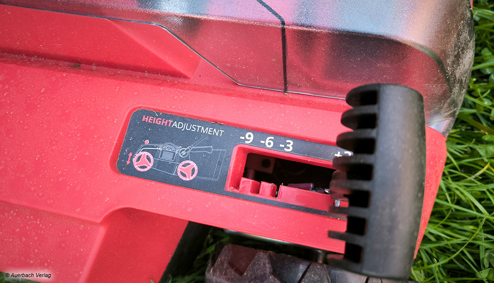 Die zentrale Höhenverstellung macht das Arbeiten leicht. Auch wichtig: Eine Position zum Fahren ohne Vertikutieren (hier +3 ganz rechts) 
