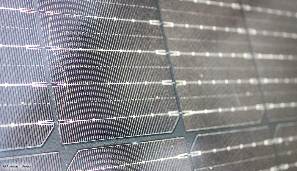 Herkömmliche Solarpanel sind äußerlich auf den ersten Blick an den vielen kleinen Solarzellen erkennbar 
