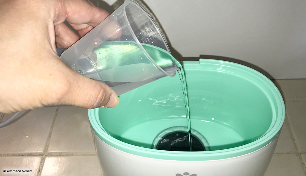 Das Wasser wird – ähnlich wie bei einem Eierkocher – in das Gerät eingefüllt und über eine Heizplatte erwärmt