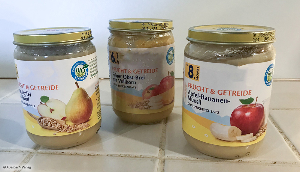 Neben Milch und Tee stehen unterschiedlichste Gläschengrößen mit Babybrei zum Erwärmen im Labor der Testredaktion bereit 
