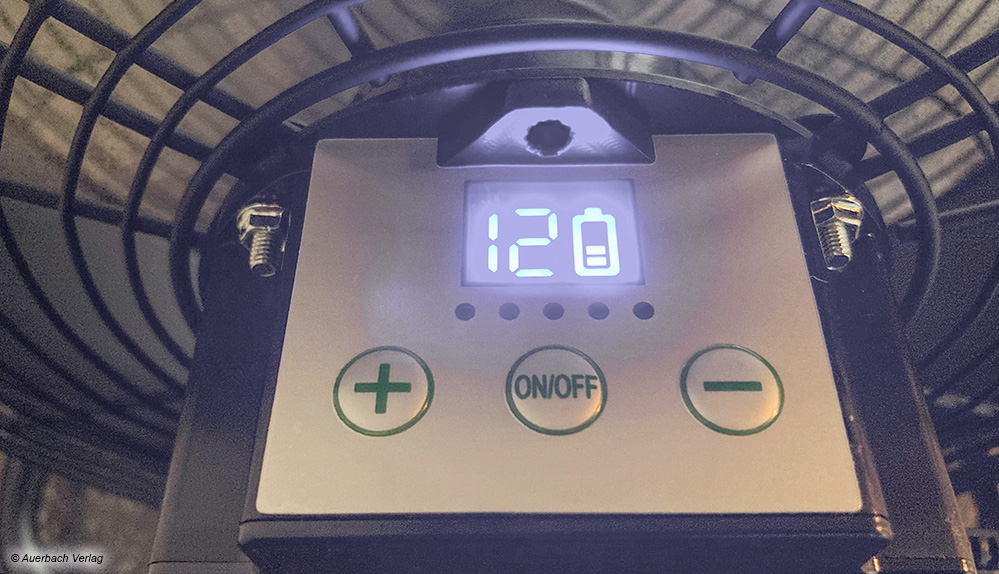 Beim Bodenventilator von Klimatronic befindet sich das Bedienfeld auf der Rückseite mit Batterieanzeige und USB-Anschluss