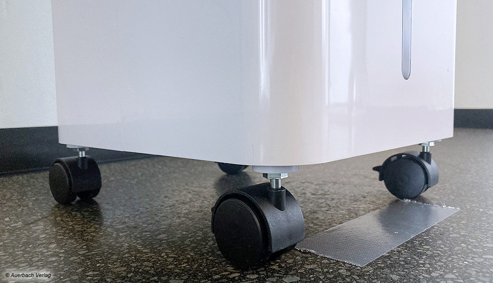 Dank seiner Rollen kann der Standventilator und gleichzeitige Luftkühler von Eta problemlos von A nach B bewegt werden