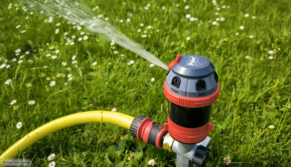 Mit sechs verschiedenen Strahlarten, einem einstellbaren Radius und Sprühwinkel sowie praktischem Erdspieß ist der Sprinkler von Polet ausgestattet