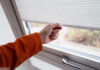 Plissee an einem Fenster
