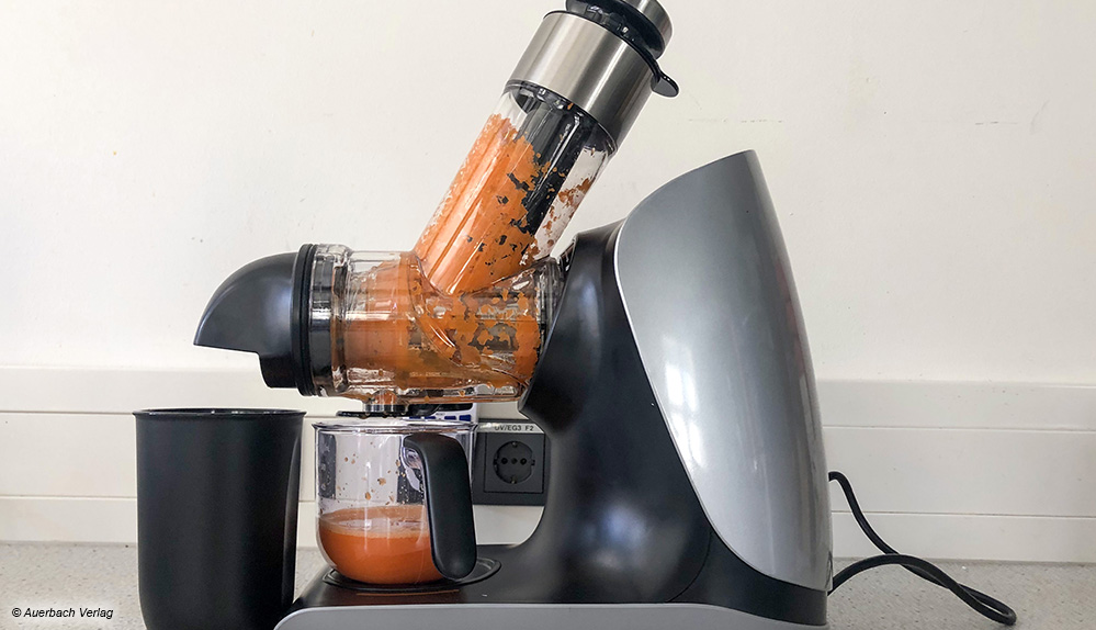 Mit Stopfer, Saftbecher und Tresterbehälter ist er Slow Juicer von Nutrilovers fürs Entsaften ausgerüstet 
