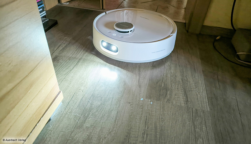 Orientierung im Dunkeln: Die eingebauten LEDs erlauben dem Saugroboter (im Bild: Switchbot S10) eine bessere Orientierung 