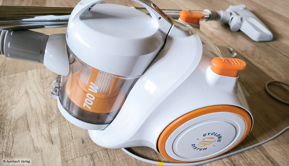 Der beutellose Zyklonstaubsauger von Hyundai sieht mit seiner orange-weißen Farbgebung irgendwie aus wie ein Spielzeug fürs Kinderzimmer
