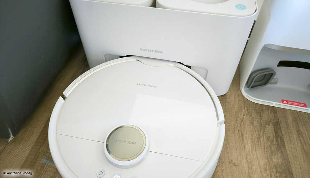 Der Switchbot S10 ist komplett ausgestattet und verfügt sowohl über eine Absaugstation (r.) als auch eine Wasserstation (l.) mit Schmutzwassertank