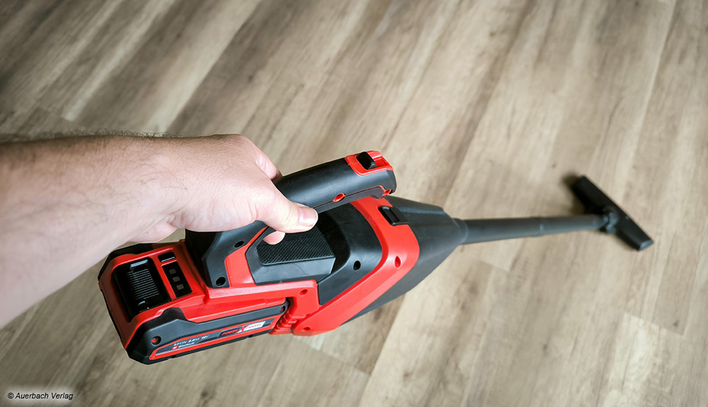 Zusammengebaut sieht der Interims-Bodenstaubsauger von Einhell recht lustig aus. Allerdings: Für kleine Reinigungsarbeiten ist die Konstruktion durchaus zu gebrauchen 
