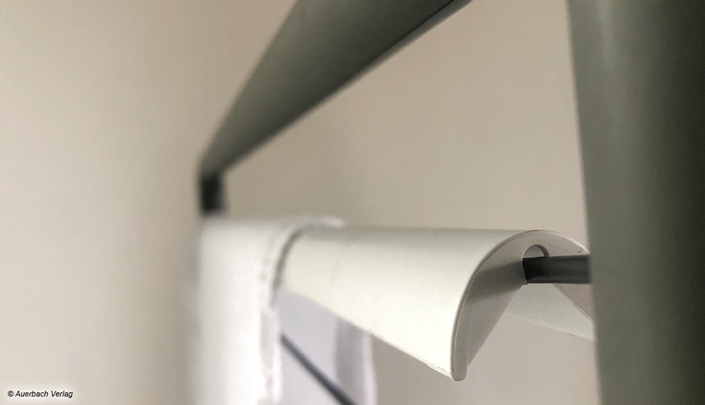 Juwel setzt bei seinem Testmodell auf Leinen. Für einzelne Textilien, die vor Falten geschützt werden sollen, gibt es zwei Schutzaufsätze aus weißem Kunststoff