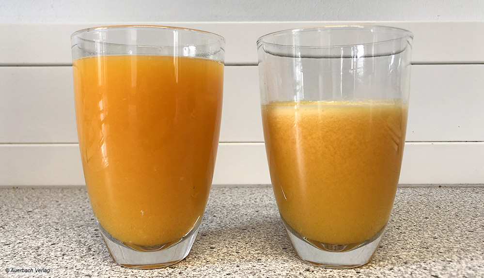 Unterschiede in Konsistenz und Geschmack: Der Orangensaft aus dem Zentrifugalentsafter (rechts) ist klarer und hat mehr Schaum