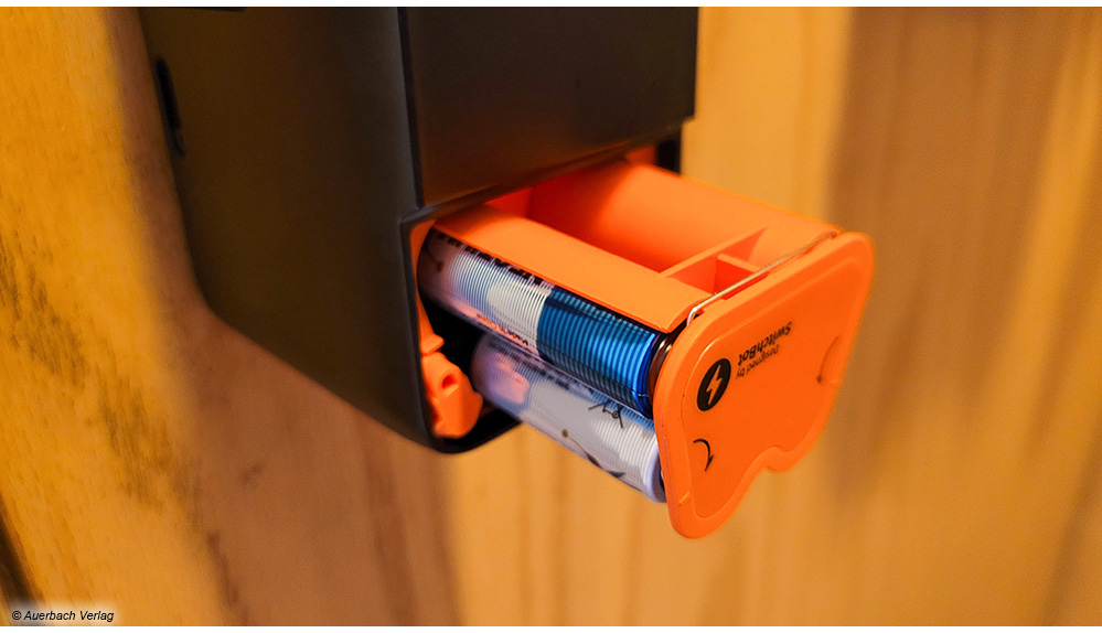  Switchbot hat eine Halterung für vier AA-Batterien im Lieferumfang enthalten, optional gibt es auch ein Akkupack für das Modell