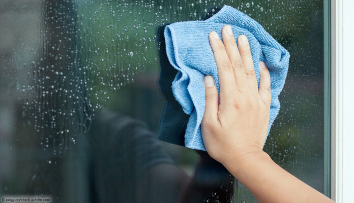 Fenster putzen Fenster putzen mit Lappen