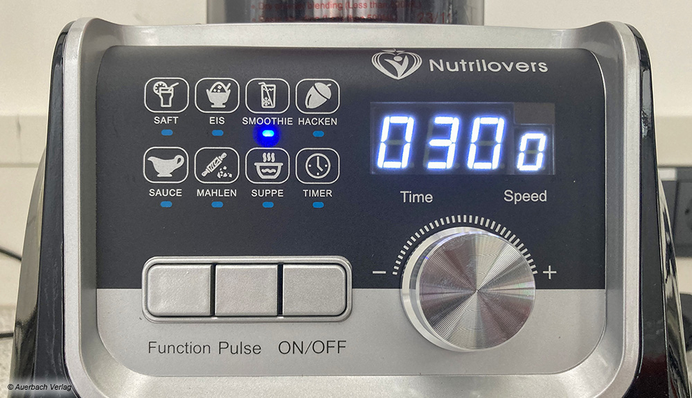 Das größte Bedienfeld hat der Standmixer von ­Nutrilovers mit Automatikprogrammen, einer digitalen Anzeige und einem Timer