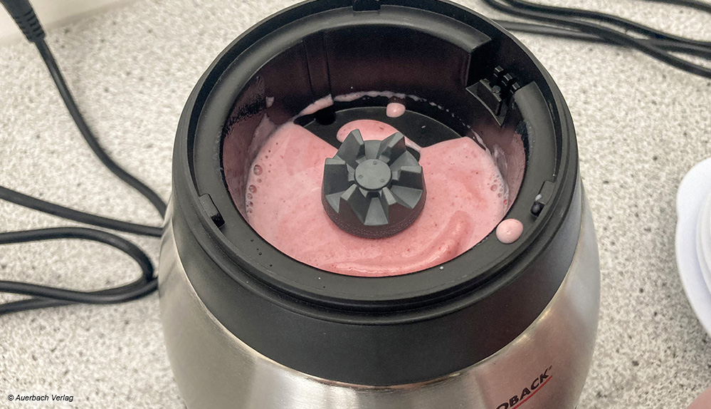 Vorsicht beim Zusammenbau: Ist die Messereinheit nicht richtig mit dem Mixbehälter verbunden, kann der Milchshake auslaufen 
