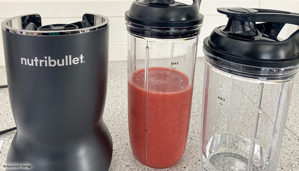 Beim Nutribullet fungiert der Mixbehälter in klein oder groß mit passendem To-go-Deckel gleichzeitig als Trinkgefäß für unterwegs