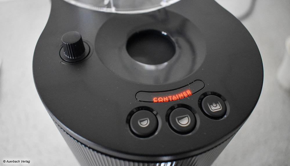 Die Coffee B Globe meldet sich sogar per Display, wenn der Reste-Container gefüllt ist und ausgeleert werden muss
