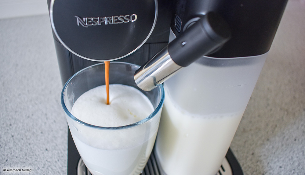 Das Milchsystem von De’Longhis Nespresso befindet sich direkt neben der Tasse, so kann kein Milchschaum danebengehen