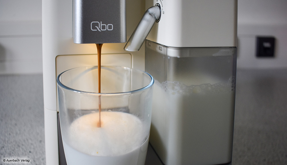 Qbos Milk Master macht aus dem Füllen der Tasse durch die dezente Beleuchtung am Kaffeeauslass ein kleines Ereignis