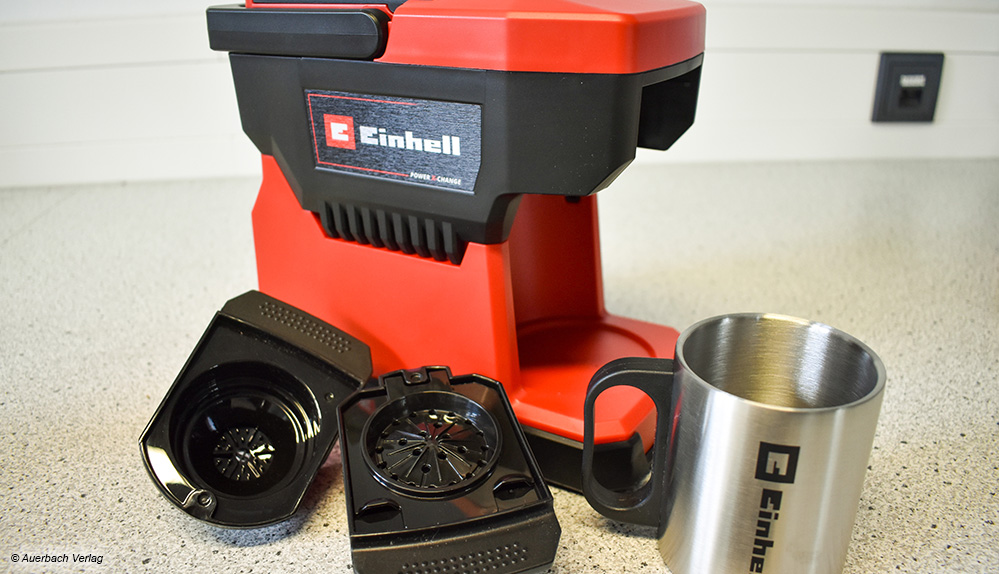 Einhells kompakte Akku-Kaffeepadmaschine kann neben Pads – dank einem weiteren Halter mit Filtereinsatz – auch mit losem Kaffeepulver arbeiten