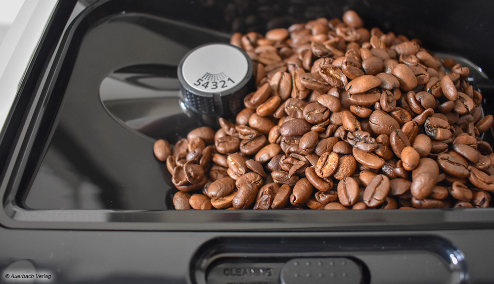 Der Mahlgrad wird bei allen Maschinen mit einem Rädchen im Kaffeebohnenbehälter geregelt
