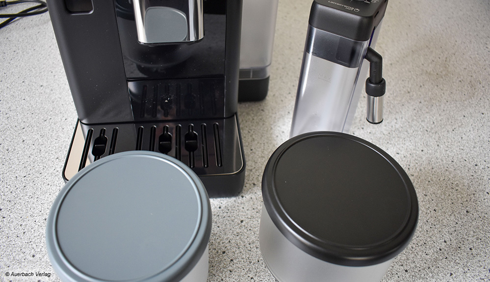 De’Longhi spendiert seiner Rivelia zwei aromadichte Bohnenbehälter für verschiedene Kaffeesorten sowie einen Milchbehälter