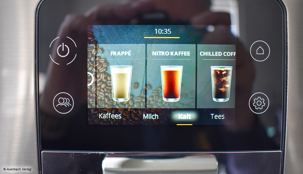 Im Test überzeugt die Krups ­Intuition mit einem großzügigen TFT-Display samt klar erkennbaren Icons für die verschiedenen Kaffeerezepte
