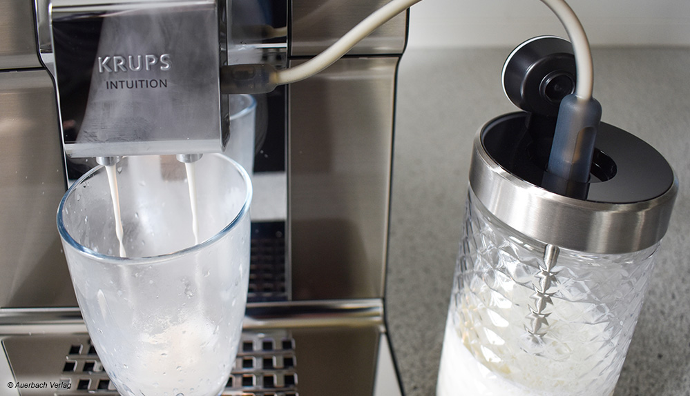 Per Schlauch vom schicken Glasbehälter mit Deckel (rechts) als heißer Milchschaum in den Kaffee: Krups liefert Lanze und Milchspender mit 
