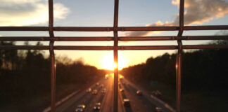 Zaun auf Brücke über Autobahn