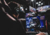 Gamer vor Monitor