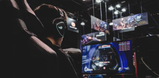 Gamer vor Monitor