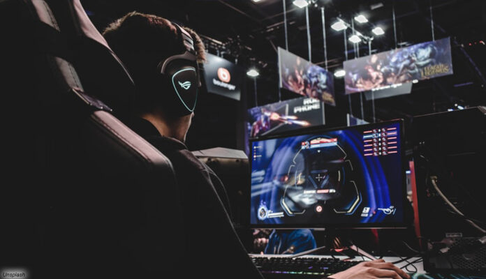 gaming-1 Gamer vor Monitor