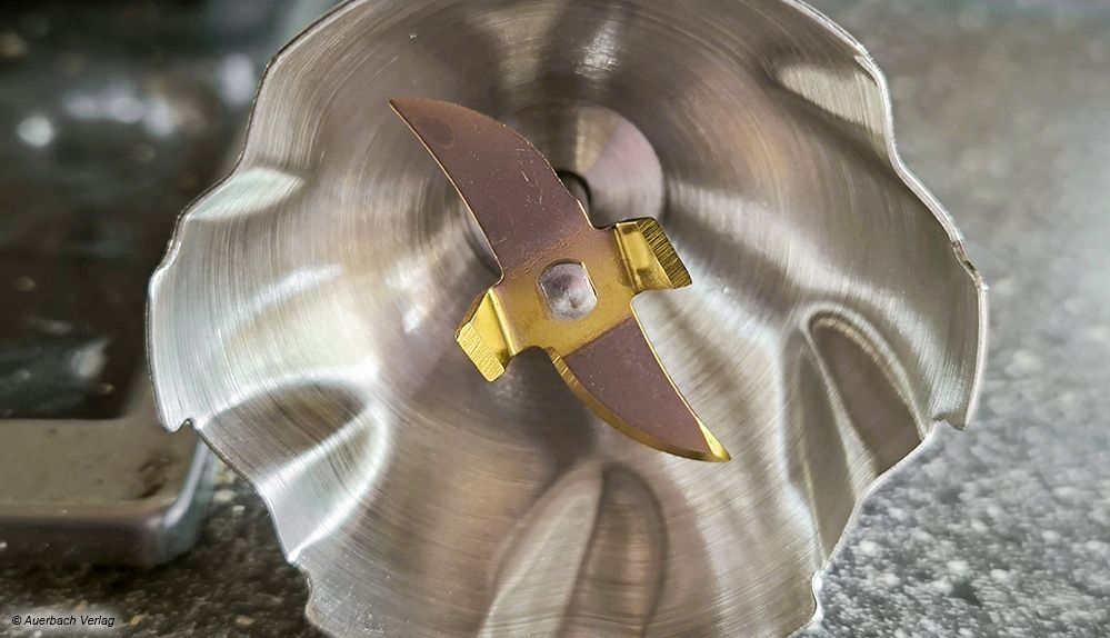 Blick auf das Universalmesser im Stabmixer. Dies besteht in der Regel aus einem speziell geformten Messer mit zwei oder vier Flügeln 