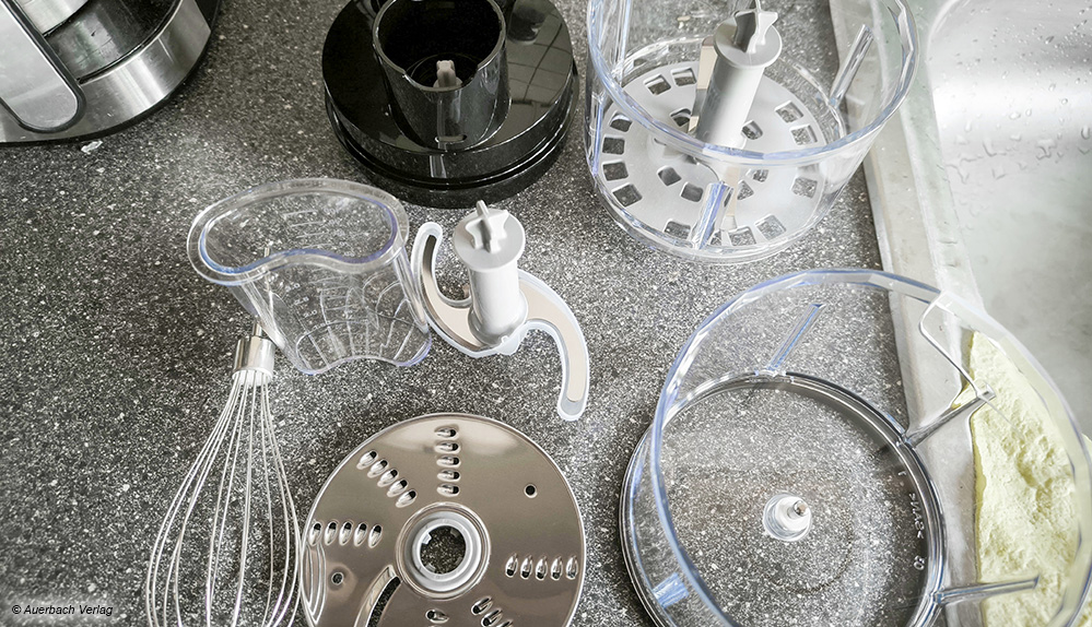 Braun legt die Messlatte sehr hoch und liefert zum Stabmixer nicht nur einen Schneebesen und einen Zerkleinerer, sondern gleich eine Mini-Küchenmaschine mit
