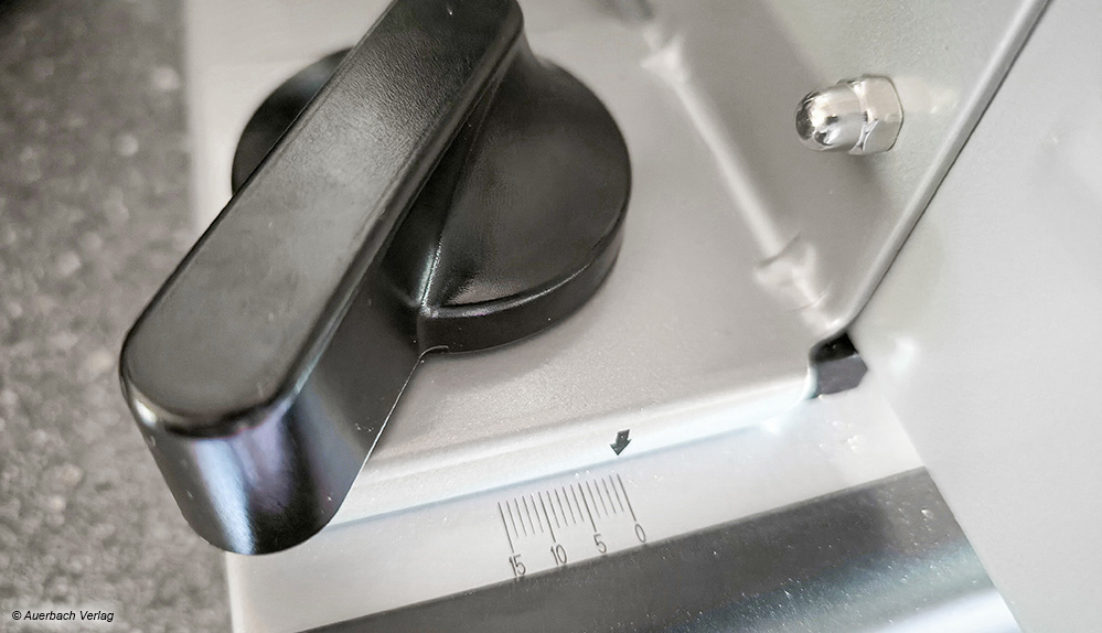 Praktische Schnitttiefeneinstellung mit Anzeige: Der Pfeil zeigt an, auf welche Millimeterzahl die Schnitttiefe des Messers gerade eingestellt ist
