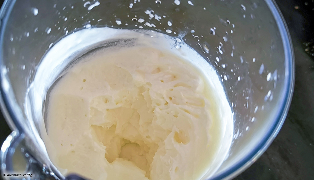 Schlagsahne mit dem Stabmixer? Das funktioniert hervorragend, sofern es sich um ein Stabmixer-Set mit einem mitgelieferten Schneebesen handelt