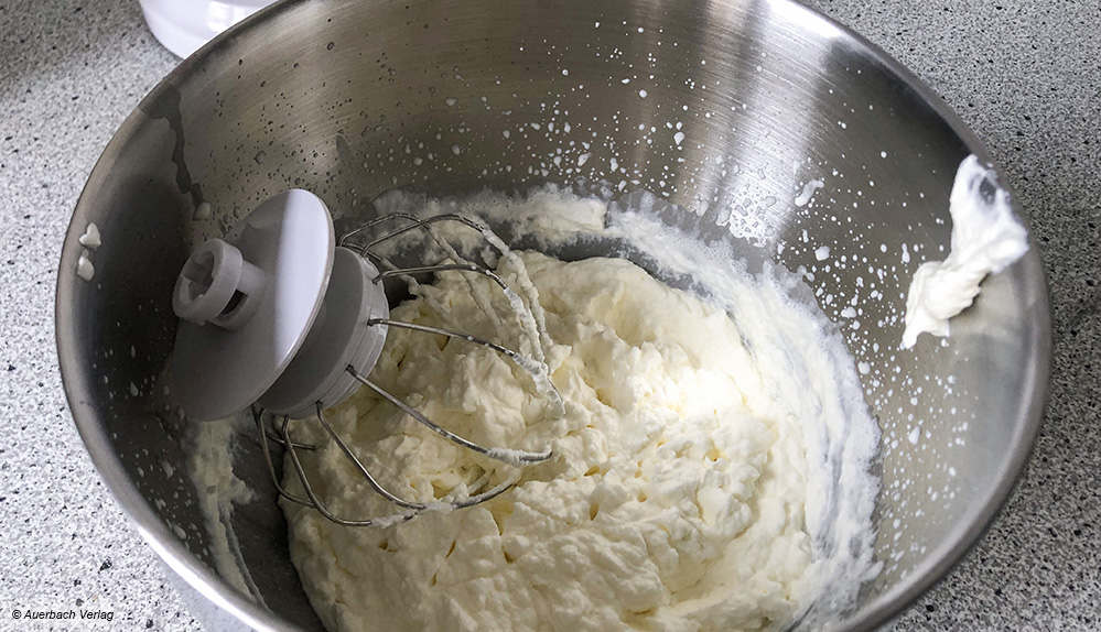 Dank Schneebesenaufsatz können alle Modelle Sahne schlagen – bei Emerio ist die Masse nicht ganz homogen