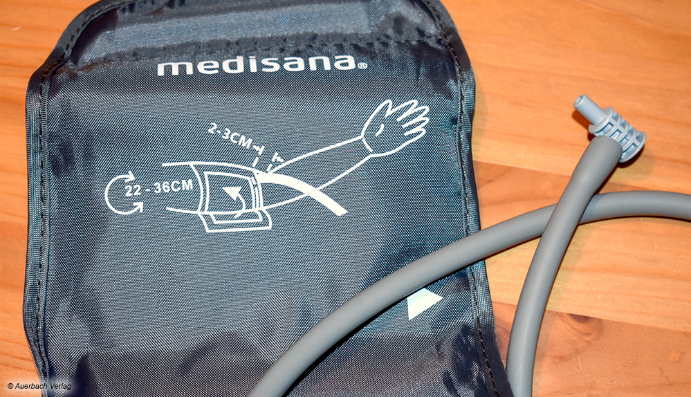  Keine Ausnahme: Wie hier bei Medisana, liefern alle Manschetten für Oberarm-Blutdruckmessungen klare Hinweise zum korrekten Anlegen 
